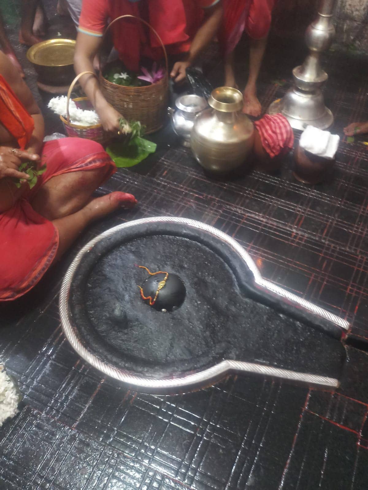 बाबा बैधनाथ को रक्षा सूत्र अर्पित कर भक्तों ने लिया आशीर्वाद