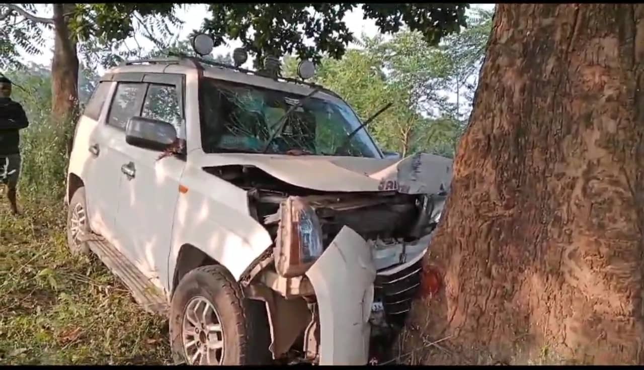 गढ़वा में अनियंत्रित बोलेरो पेड़ से टकराई, दुर्घटना में एक की मौत, तीन घायल 