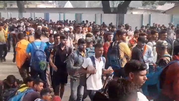 Bihar:आर्मी भर्ती प्रक्रिया के पांचवे दिन अभ्यर्थियों का जोरदार हंगामा, मामला शांत करने के लिए पुलिस ने भांजी लाठियां