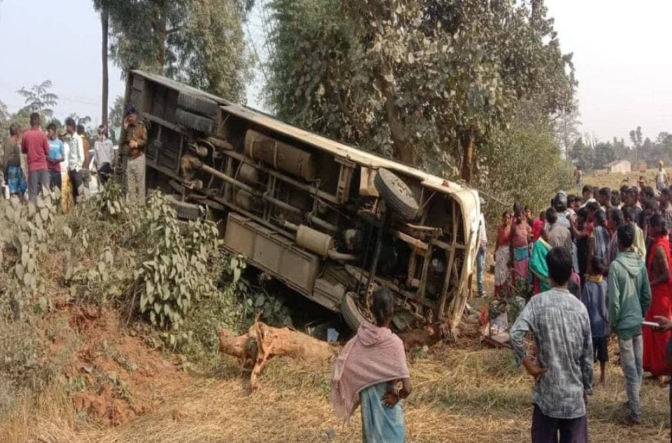 रामगढ़ में बस अनियंत्रित होकर पलटी, हादसे में एक महिला की मौत, 24 लोग घायल