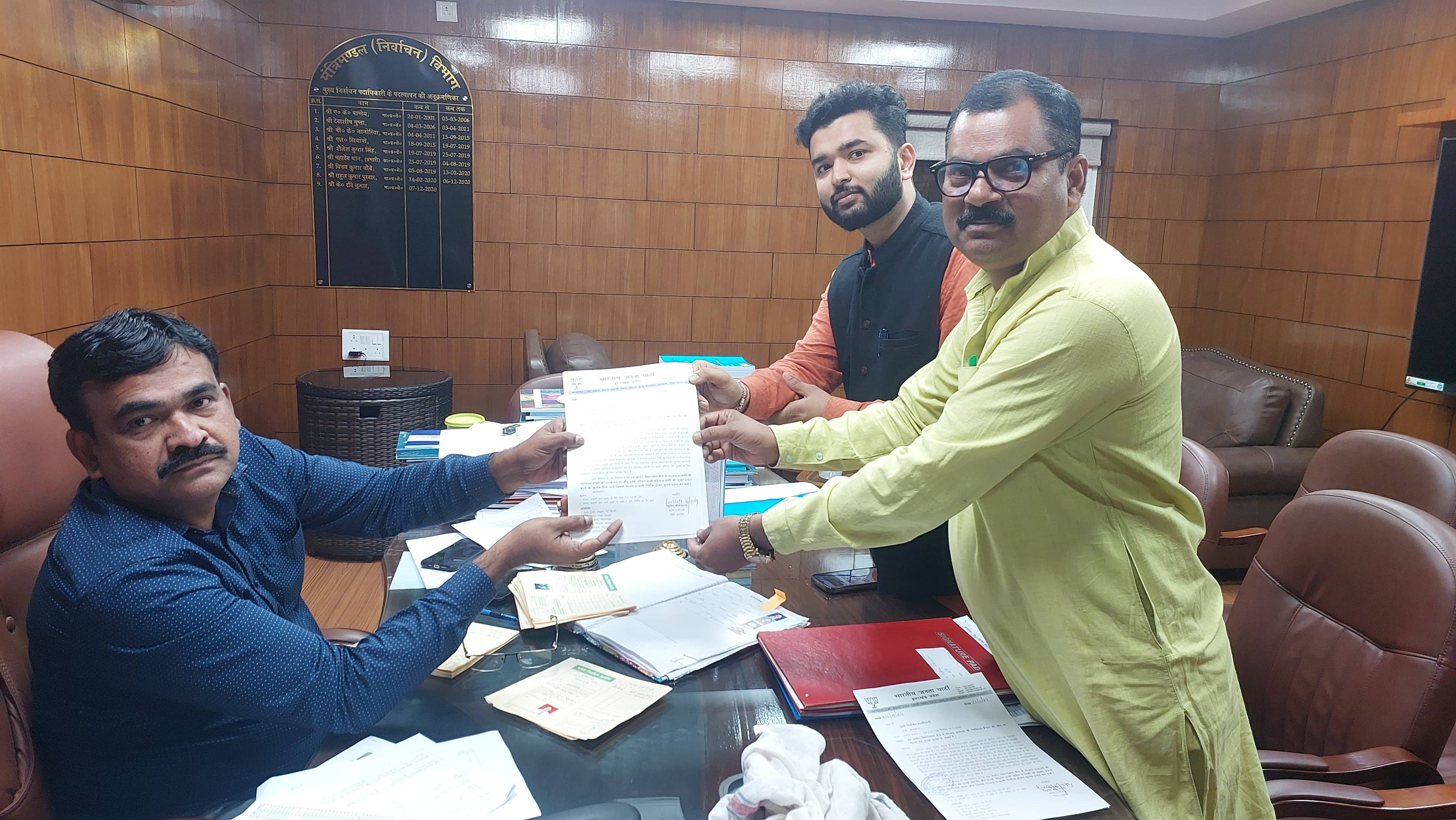 मुख्यमंत्री के खिलाफ चुनाव लड़ रहे भाजपा प्रत्याशी ने जान की सुरक्षा की लगाई गुहार, जानिए