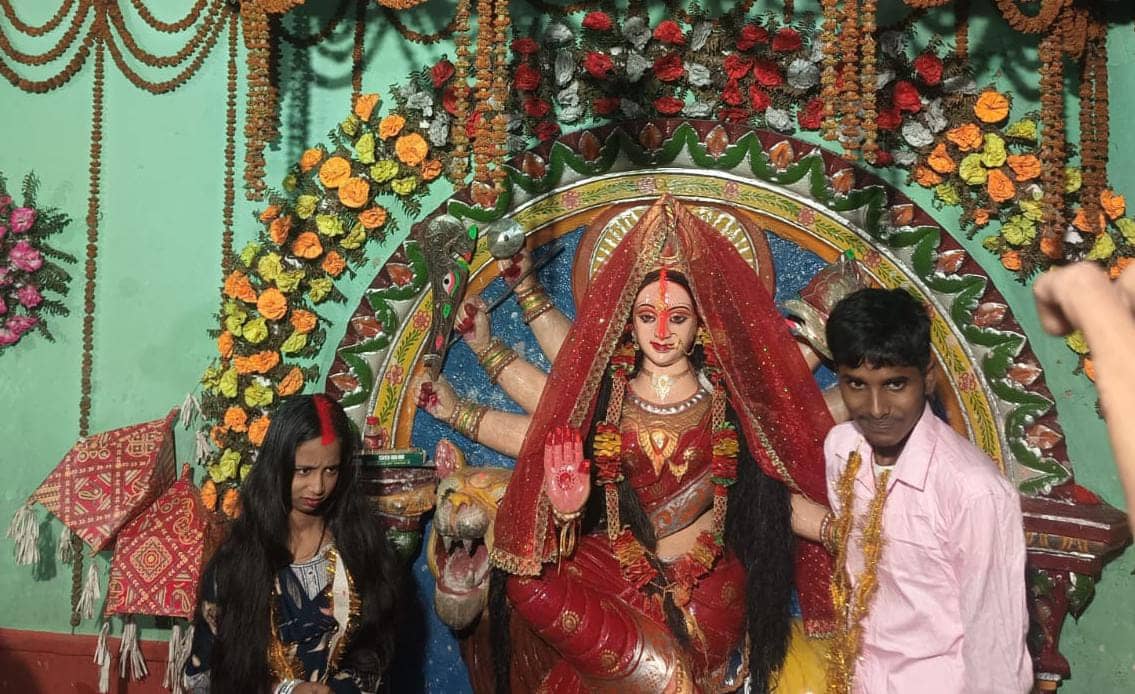 फेसबुक पर हुआ प्यार तो नाबालिग जोड़े ने घर से भागकर मंदिर में रचाई शादी, जब परिजन को चला पता तो जानिए क्या हुआ