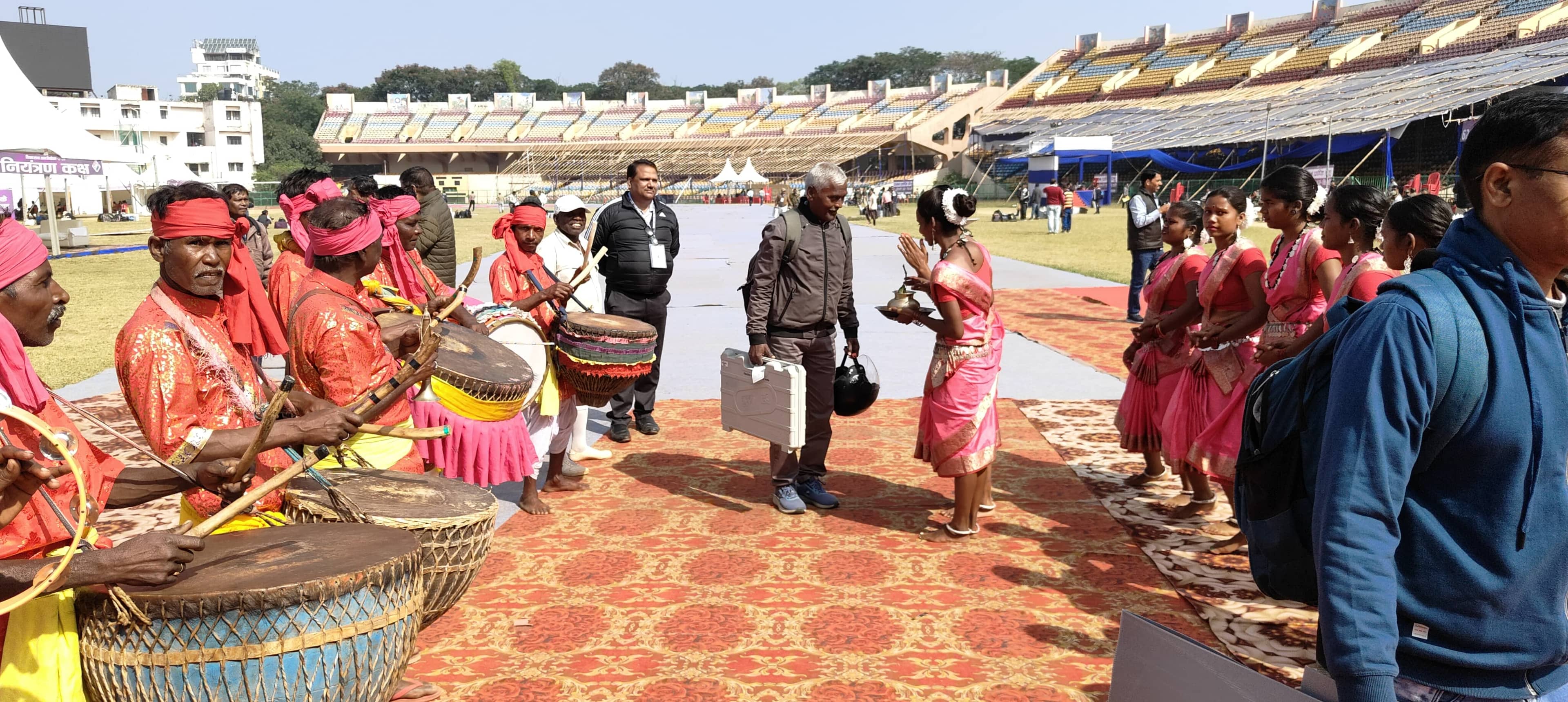 मतदान कराने के लिए पोलिंग पार्टियों को झारखंडी परंपरा के साथ किया गया रवाना