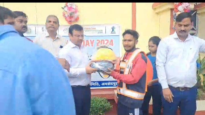 जमशेदपुर: वर्ल्ड शौचालय दिवस पर की गई सभी शौचालयों की साफ सफाई, सफाई कर्मचारियों के बीच पीपी किट का किया गया वितरण