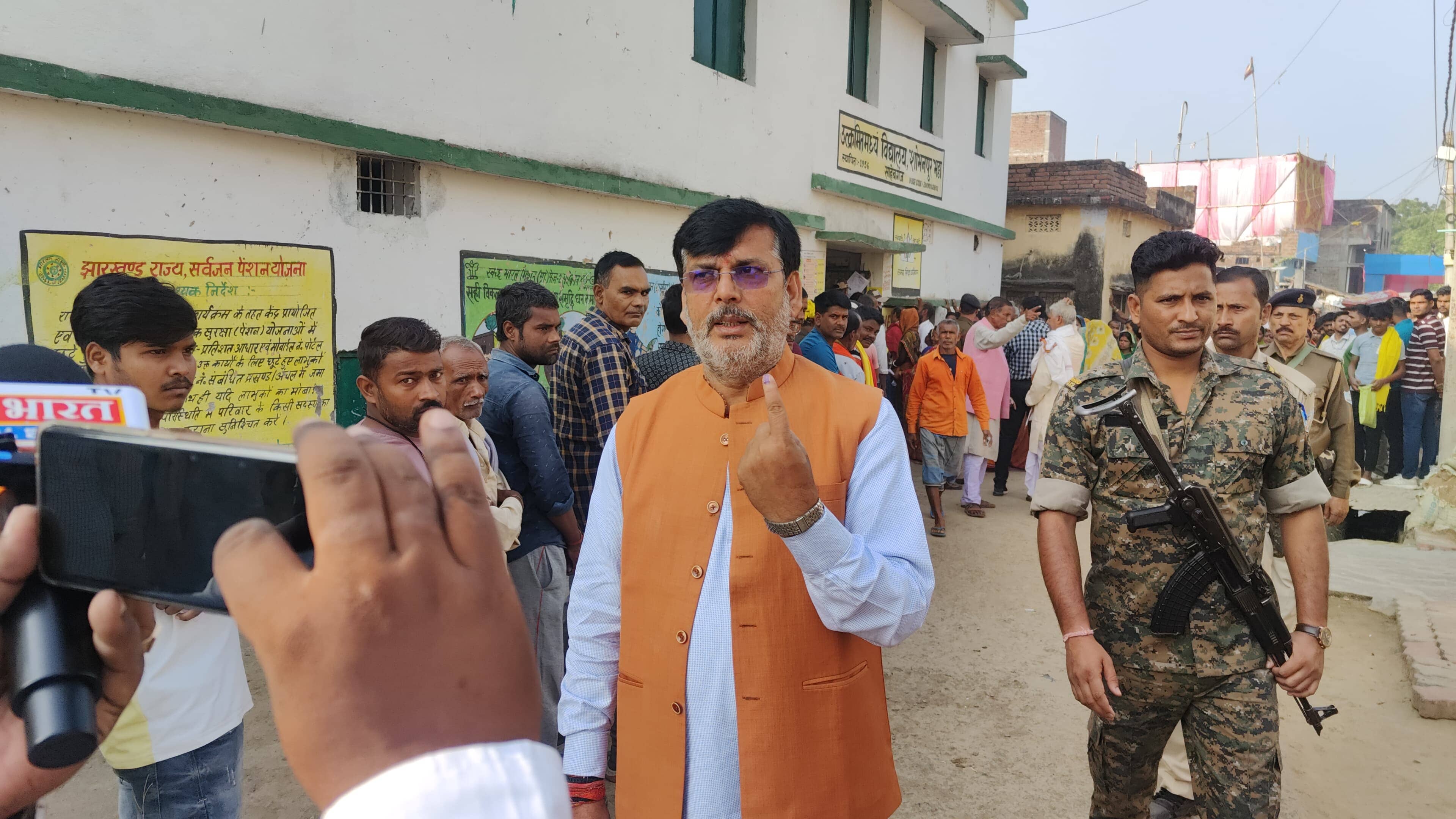 साहिबगंज:राजमहल सामान्य सीट से बीजेपी प्रत्याशी अनंत ओझा ने किया मतदान, लोगों से मतदान करने की अपील की