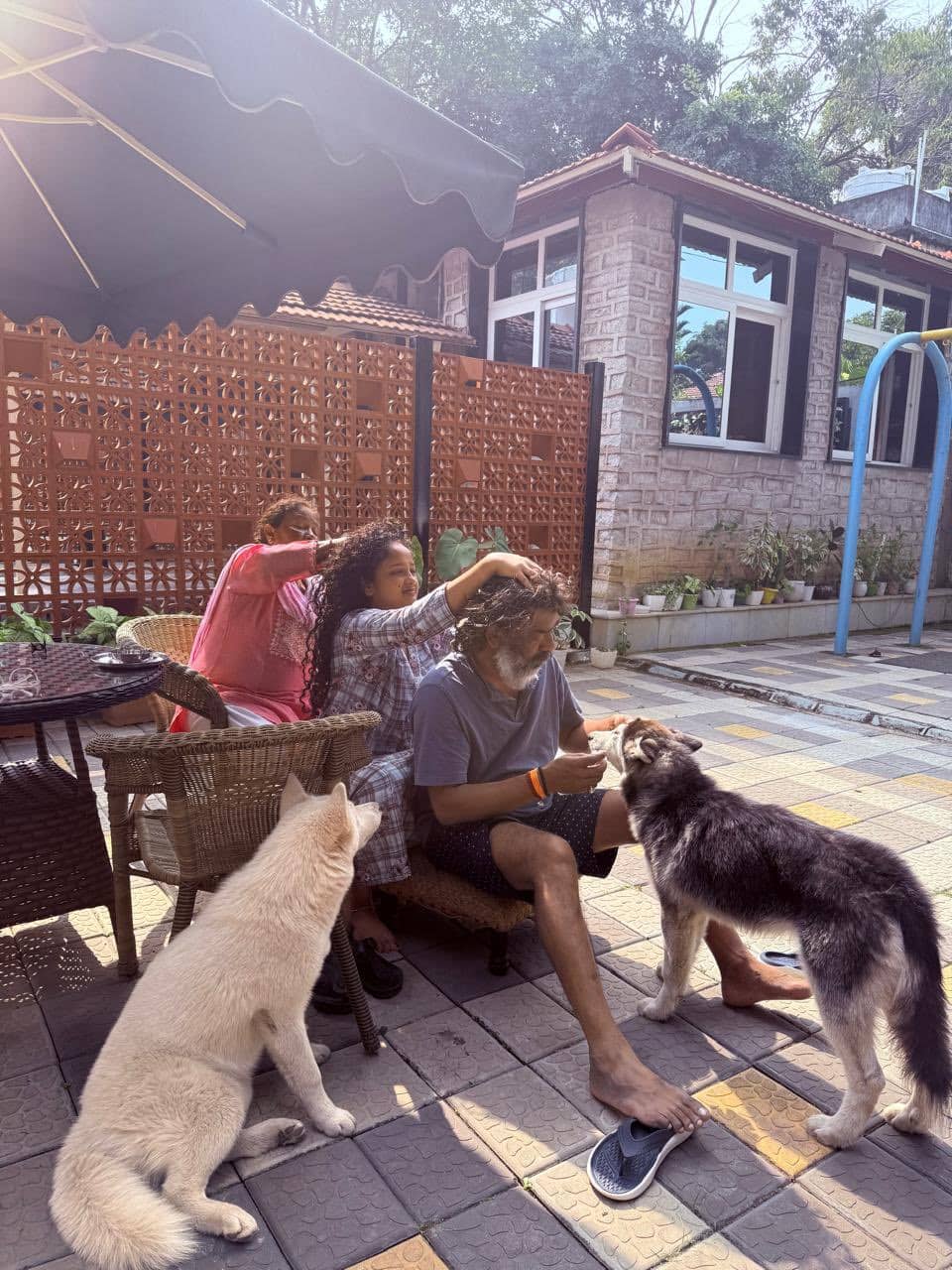 चुनावी गहमागहमी के बाद आवास में पत्नी संग रिलैक्स मूड में मुख्यमंत्री हेमंत सोरेन