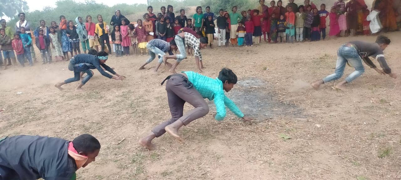 ढिबरा मजदूर बच्चों के चेहरों पर छाई मुस्कान, प्रतियोगिता में हुनर का दिखाया दम