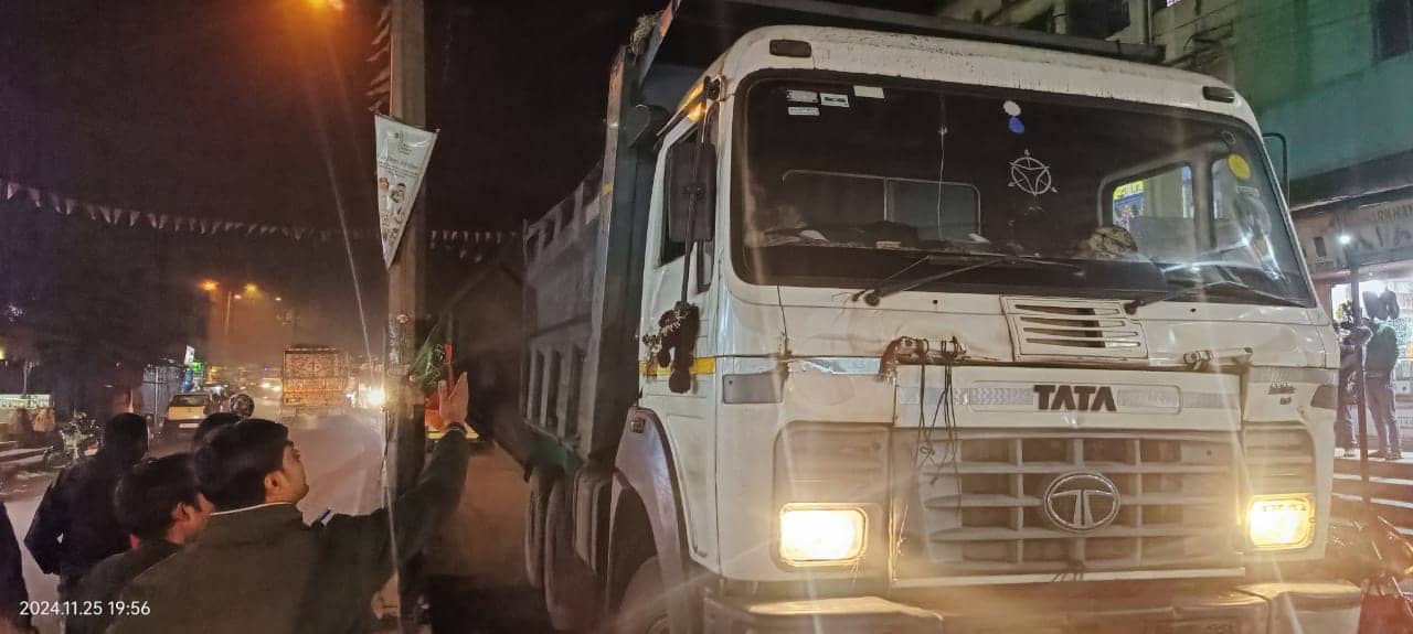 सरायकेला में चलती हाईवा का पीछे का लॉक खुला, बाल-बाल बचे राहगीर, बड़ा हादसा टला