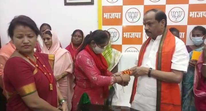 पूर्व सीएम रघुवर दास की बहनों और भाजपा की महिला कार्यकर्ताओं ने बांधी राखी