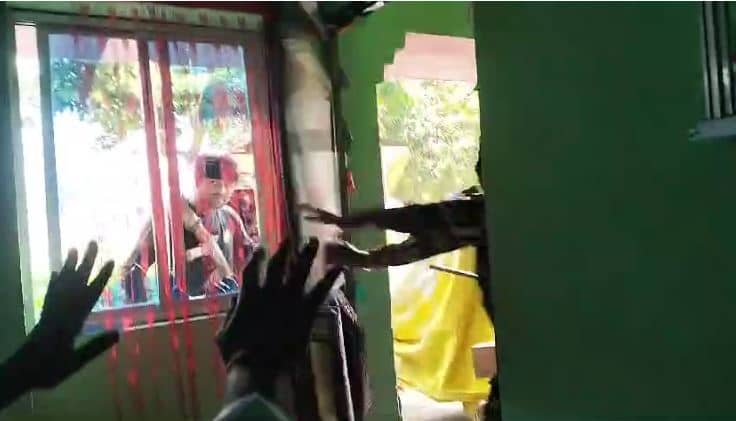 चुनाव के दौरान घर में घुसकर पुलिस ने मचाया तांडव!CCTV में कैद हुई वारदात,अब जांच का दिया हवाला,देखिए वीडियो    