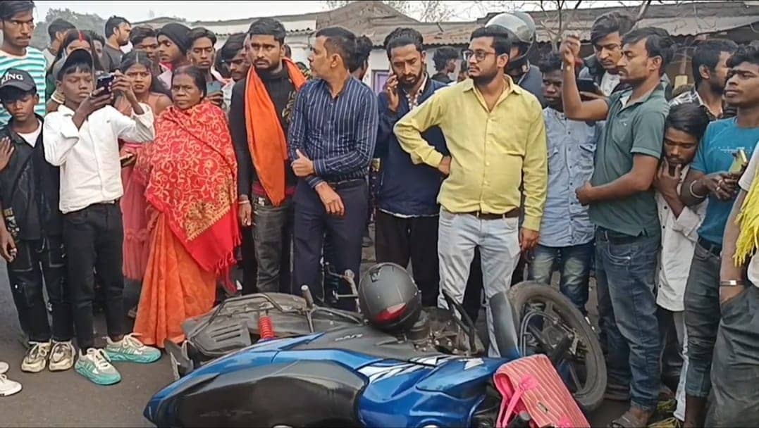 DHANBAD: झरिया में सड़क हादसे में महिला अधिवक्ता की मौत, आक्रोशित लोगों ने किया रोड जाम