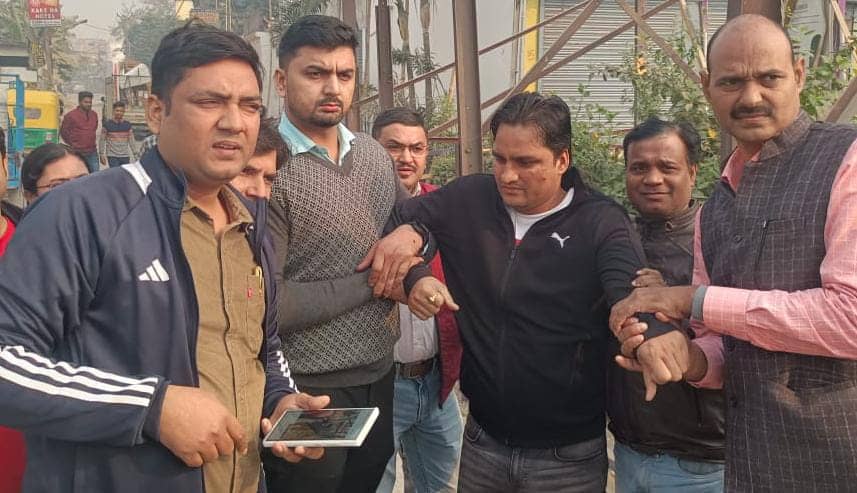 Mujaffarpur: ईओयू की टीम ने राजस्व कर्मचारी को घूस लेते रंगे हाथ किया गिरफ्तार, पढ़ें क्यों पत्रकारों से की गई मारपीट