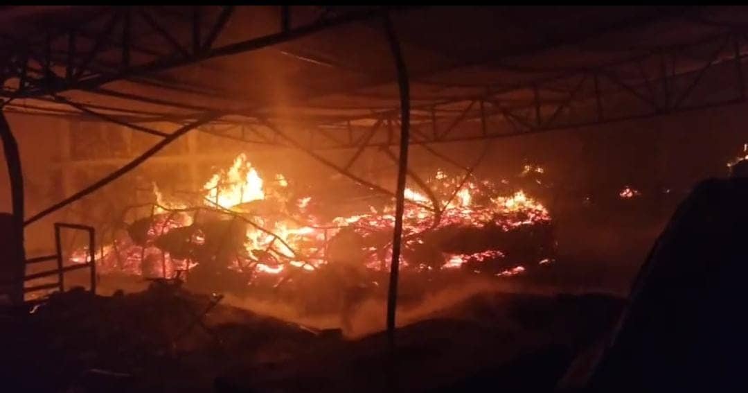 गिरिडीह में प्लायवूड गोदाम में लगी भीषण आग, लगभग दो करोड़ का हुआ नुकसान