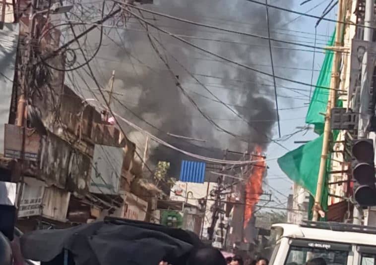 सर्जना चौक के पास एक बिल्डिंग में लगी भीषण आग, मचा हड़कंप