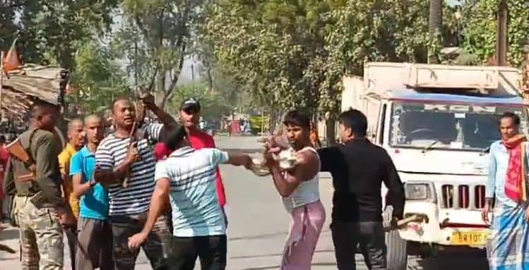 जमीन विवाद सुलझाने गई पुलिस को ग्रामीणों ने बनाया बंधक, आपस में भिड़े दो पक्ष