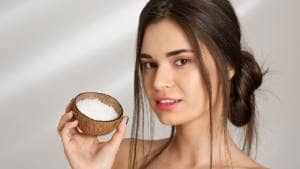 नारियल तेल में मिलाकर लगा लें ये चीज, सर्दियों में रूखी त्वचा से मिलेगा छुटकारा