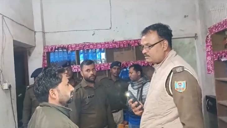 साहिबगंज में उत्पाद प्रशासन की बड़ी करवाई, सरकारी शराब दुकान से भारी मात्रा में नकली शराब जब्त