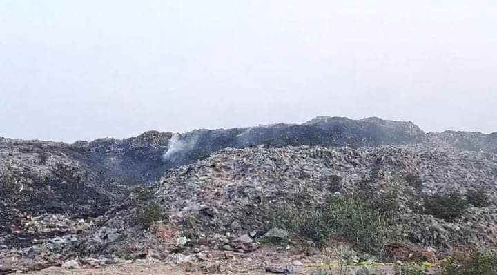 Jamshedpur : सोनारी के इस पौस इलाके में लगा गंदगी का अंबार, बदबू से लोगों का रहना हुआ मुश्किल, तो सरयू राय ने किया इलाके का निरीक्षण