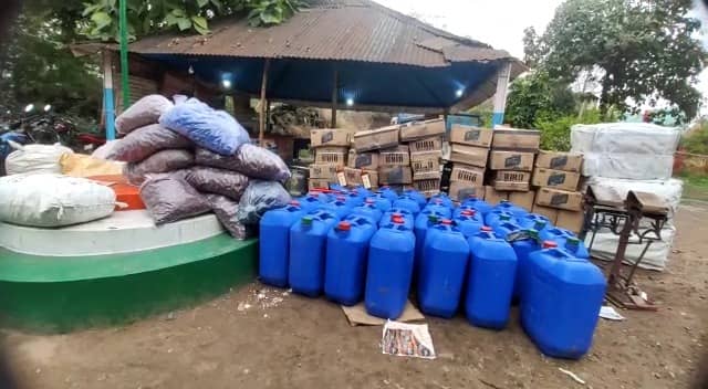 अवैध शराब की मिनी फैक्ट्री का उद्भेदन, हथियार समेत छह धंधेबाज गिरफ्तार