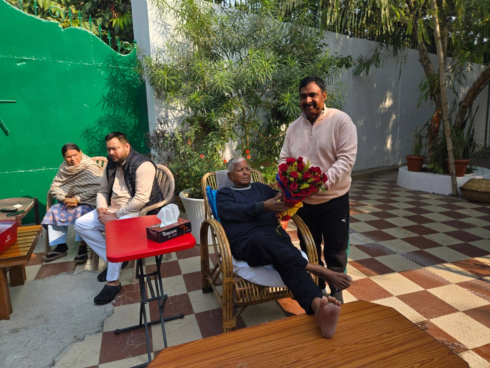 पदभार लेने के बाद लालू प्रसाद यादव से मिले झारखंड सरकार के श्रम मंत्री संजय प्रसाद यादव