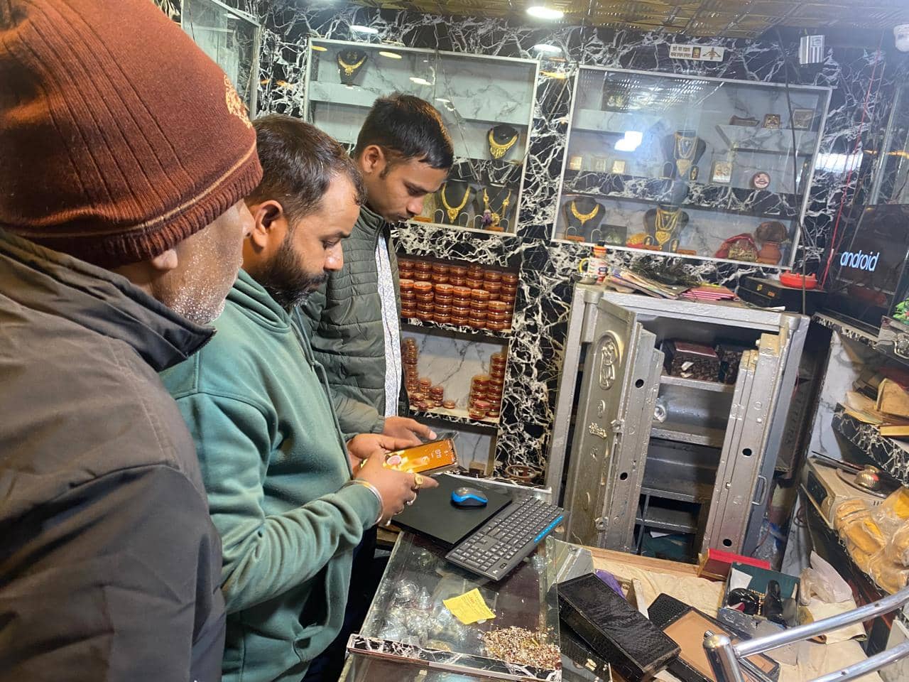 गुमला : ज्वेलर्स दुकान से चोरों ने उड़ाये लाखों का सामान, शटर उखाड़ कर दिया घटना को अंजाम
