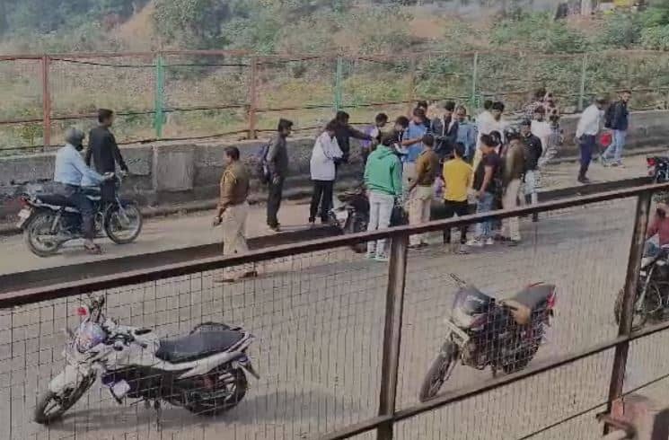 जमशेदपुर मानगो ब्रिज पर तेज रफ्तार स्कूटी डिवाइडर से टकराई, युवक की मौत 