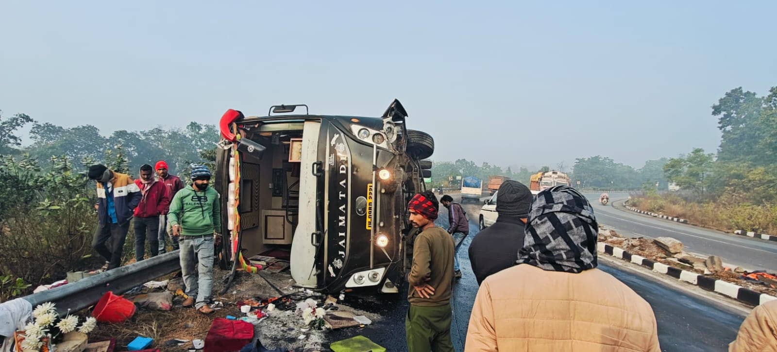 हजारीबाग में बड़ा सड़क हादसा, शादी समारोह में जा रहे परिवार की बस दुर्घटनाग्रस्त, दो दर्जन से अधिक लोग घायल