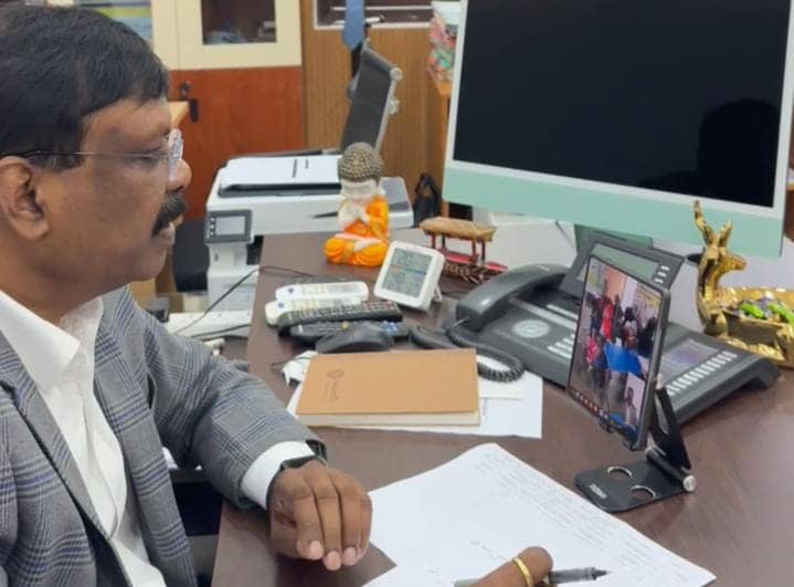 Bihar: स्कूल में जमीन पर बैठकर पढ़ रहे थे बच्चे, और पीछे रखी थी पुआल, ये देख भड़क गए एस सिद्धार्थ, पढ़ें शिक्षक से क्या कहा