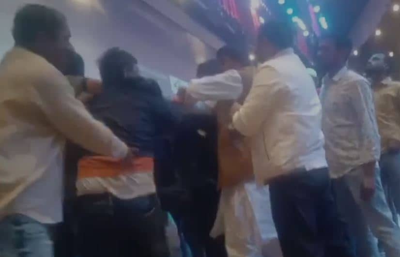 Bihar News: जदयू कार्यकर्ता सम्मेलन में अशोक चौधरी के सामने ही कार्यकर्ताओं के बीच जमकर चले लात और घूंसे, देखिए वीडियो