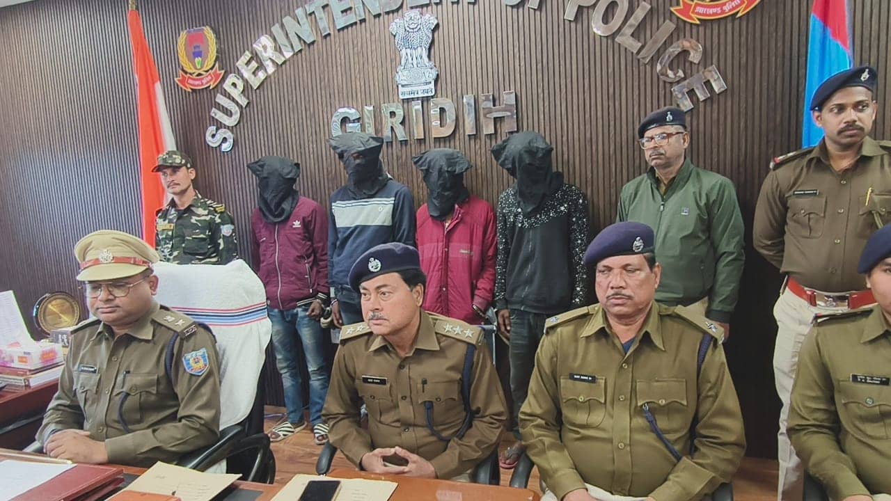 गिरिडीह पुलिस ने फर्जी बैंक अधिकारी बनकर ठगी करने वाले चार अपराधियों को किया गिरफ्तार