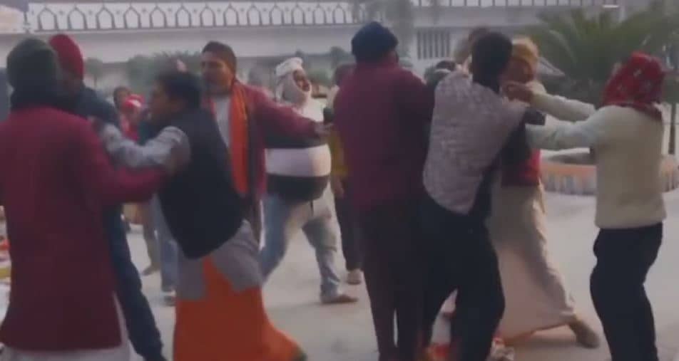मंदिर बना रण क्षेत्र! दानपत्र के पैसों को लेकर पुजारी और सेवादारों के बीच खूब चली लाठियां, देखिए वायरल वीडियो
