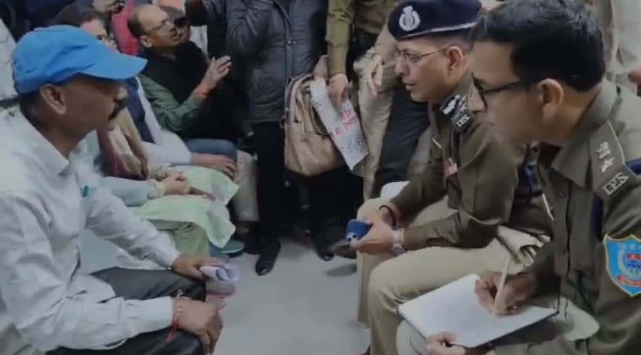 जमशेदपुर: जन शिकायत समाधान कार्यक्रम में बोले आइजी, शिकायतकर्ता के साथ अच्छा व्यवहार न करने पर अधिकारियों पर होगी कार्रवाई