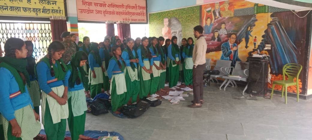 हुसैनाबाद एसडीओ ने कस्तूरबा विद्यालय का किया निरीक्षण, प्रखंड शिक्षा पदाधिकारी को दी ये चेतावनी  