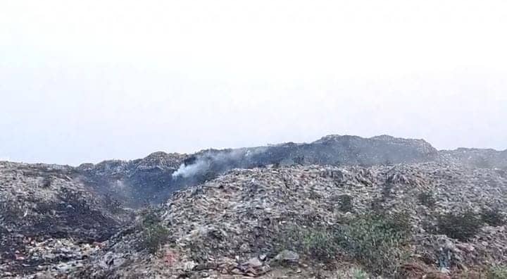 जमशेदपुर: मानगो नगर निगम में कचड़ा डंपिंग का मामला पकड़ा तूल, लोगों ने किया अनोखा प्रदर्शन, समाधान नहीं होने पर दी चेतावनी