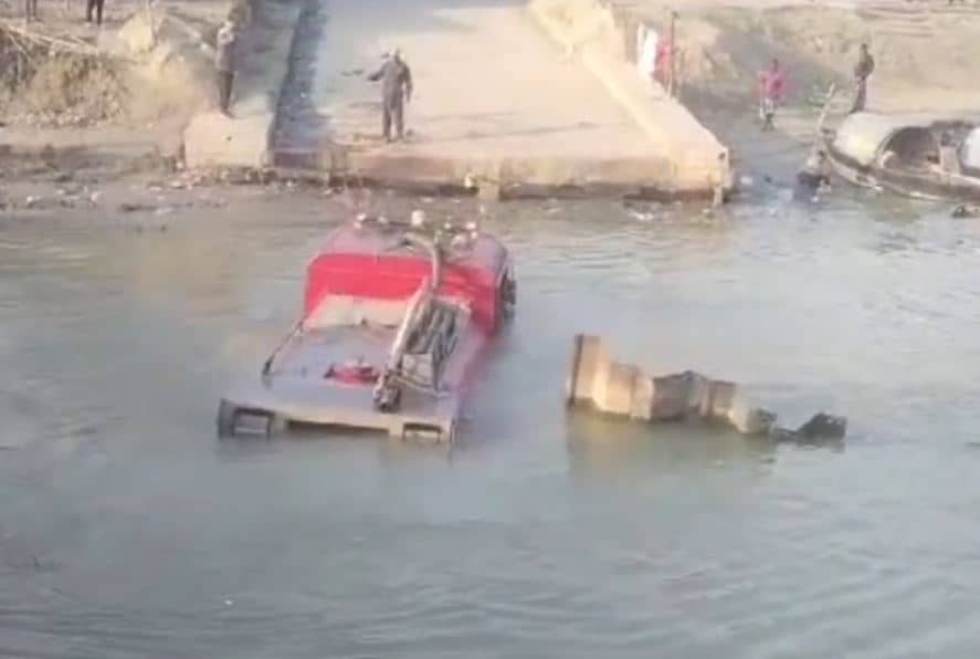 Breaking: ब्रेक फेल होने से राजमहल गंगा नदी में गिरा अग्निशमन वाहन, जांच में जुटी पुलिस 