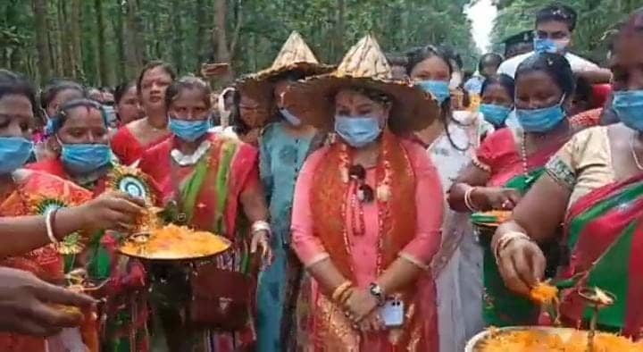 आदिवासियों की अनोखी प्रथा,पेड़ों की रक्षा के लिए महिलाएं बांधती हैं राखी