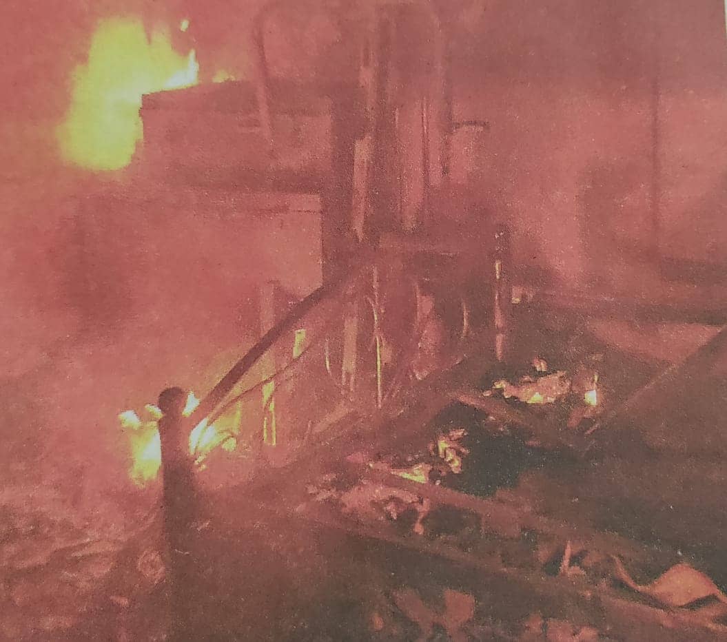 धनबाद में हैवानियत की हद: दुष्कर्म के आरोपी की नहीं हुई गिरफ्तारी तो गुस्साए लोगों ने देर रात घर में लगा दी आग