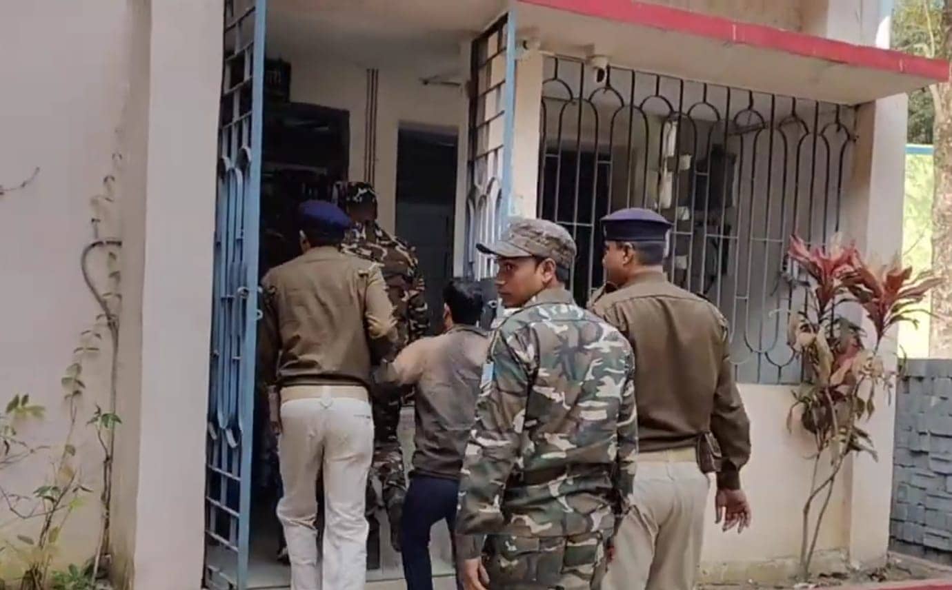 Dhanbad Breaking: डीसी ऑफिस के रिकॉर्ड रूम के प्रधान सहायक और सहयोगी घूस लेते गिरफ्तार 