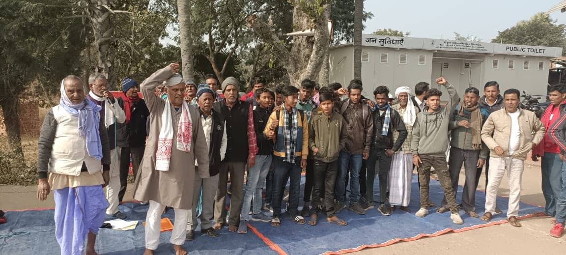 देवघर: रेलवे प्रबंधन के खिलाफ फूटा लोगों का गुस्सा, जानिए किन पांच सूत्री मांगों के समर्थन में दे रहे धरना 