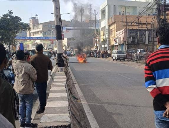 Breaking: अचानक रास्ते पर चलती स्कूटी में लगी आग, देखिए वीडियो