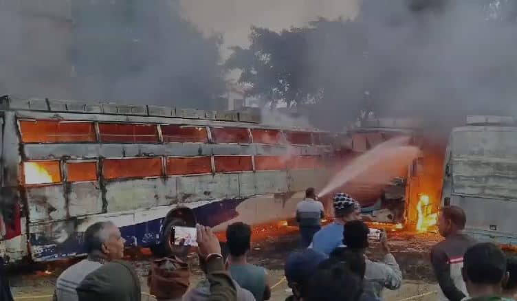 बस  ऑनर एसोसिएशन के अध्यक्ष का चार  पुरानी बस जलकर हुई राख, असमाजिक तत्वों पर आग लगाने का आरोप