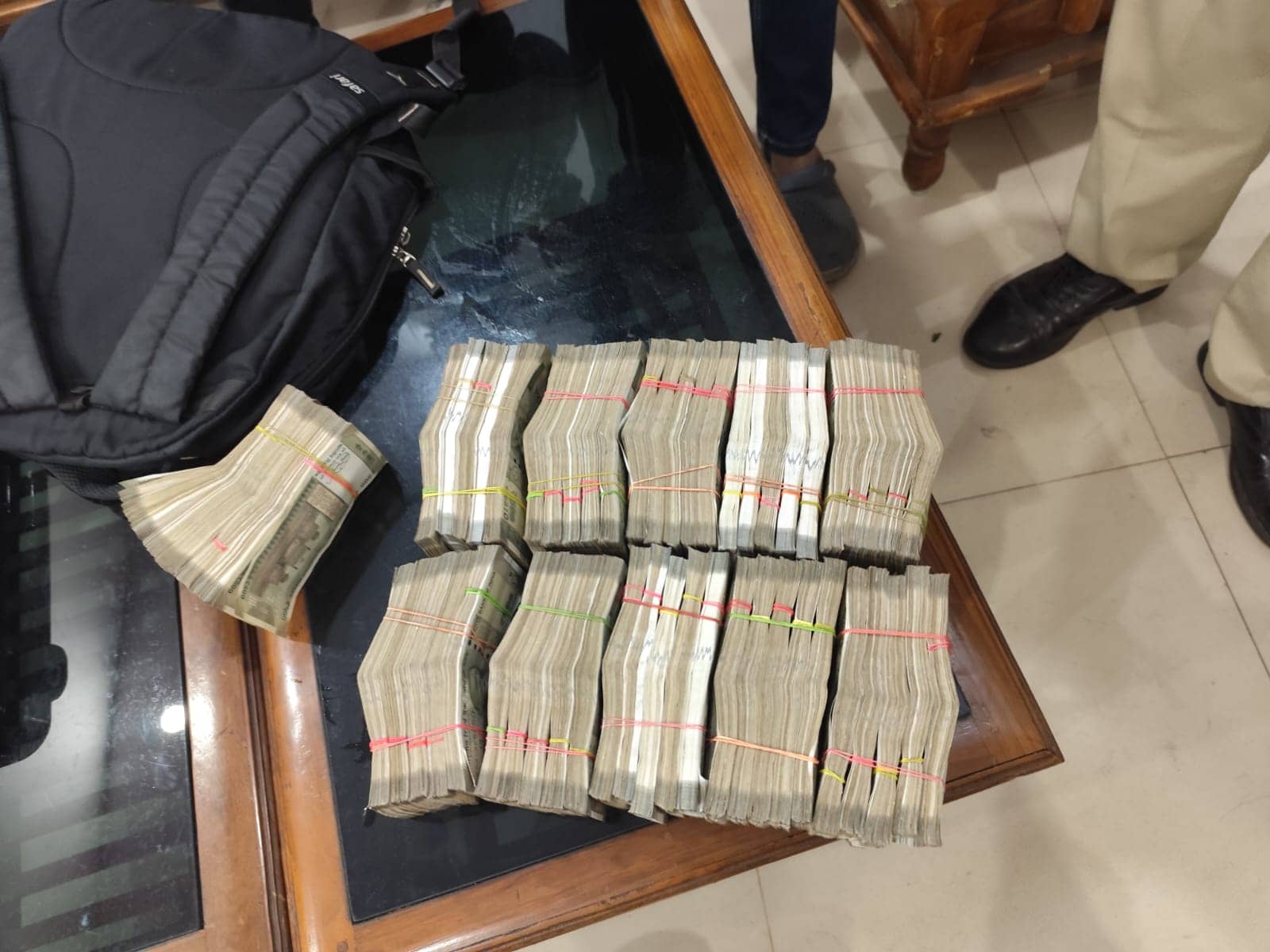 दुमका: कविगुरू एक्सप्रेस ट्रेन के दो यात्रियों का 25 लाख रुपया आयकर विभाग ने किया जब्त