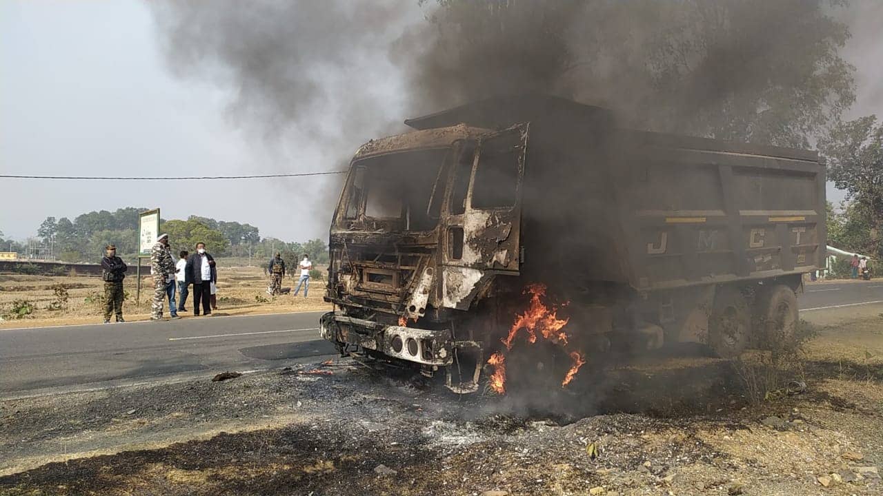 चलती हुई हाईवा में अचानक लगी आग, केबिन जलकर हुई राख