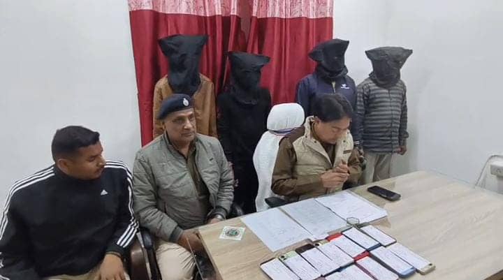 गिरिडीह:तीन साथियों के साथ पुलिस के हत्थे चढ़ा शातिर साईबर अपराधी अफजल अंसारी, पढ़ें कैसे लोगों की कमाई पर करता था हाथ साफ