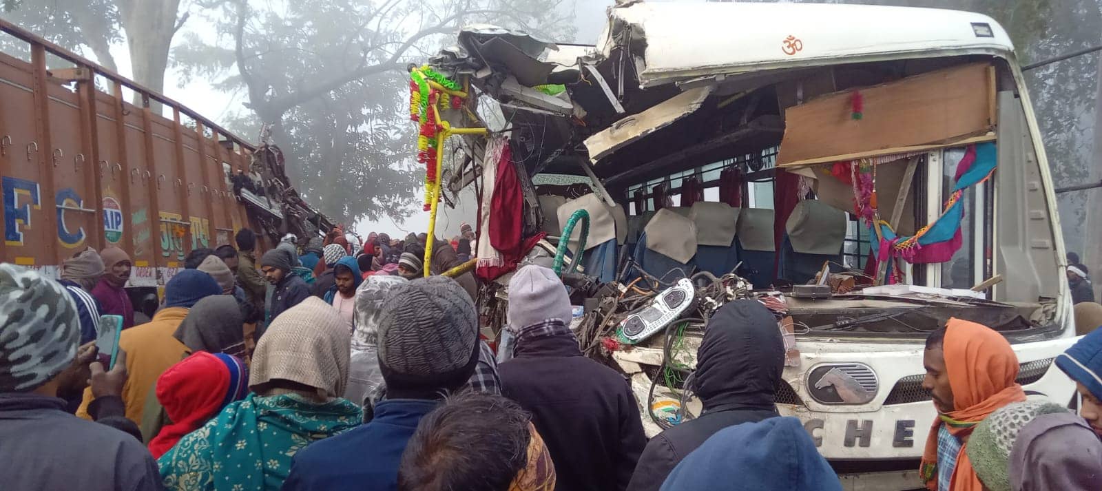 पलामू के सतबरवा में बस और ट्रक में सीधी भिड़ंत, 3 की मौत, दर्जनों लोग घायल