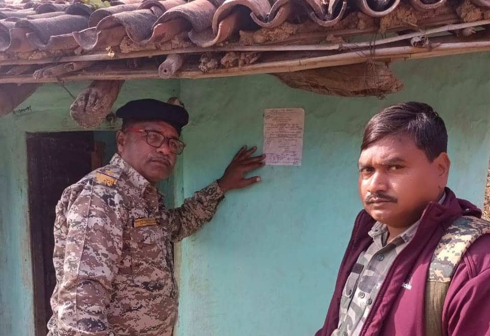 लातेहार में नक्सली के घर पुलिस ने चिपकाया इश्तिहार, जल्द से जल्द सरेंडर करने का आदेश