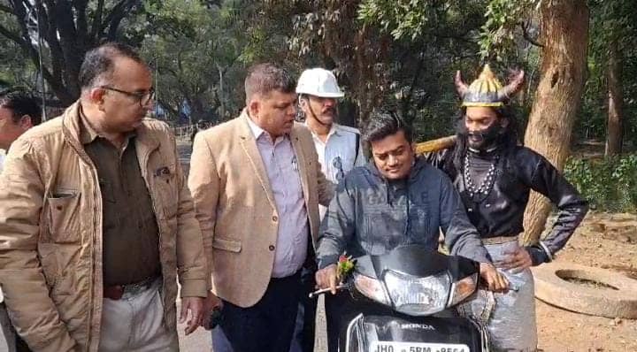 जमशेदपुर की सड़कों पर घूम रहे यमराज! ट्रैफिक नियम तोड़ने वाले हो जाएं सावधान