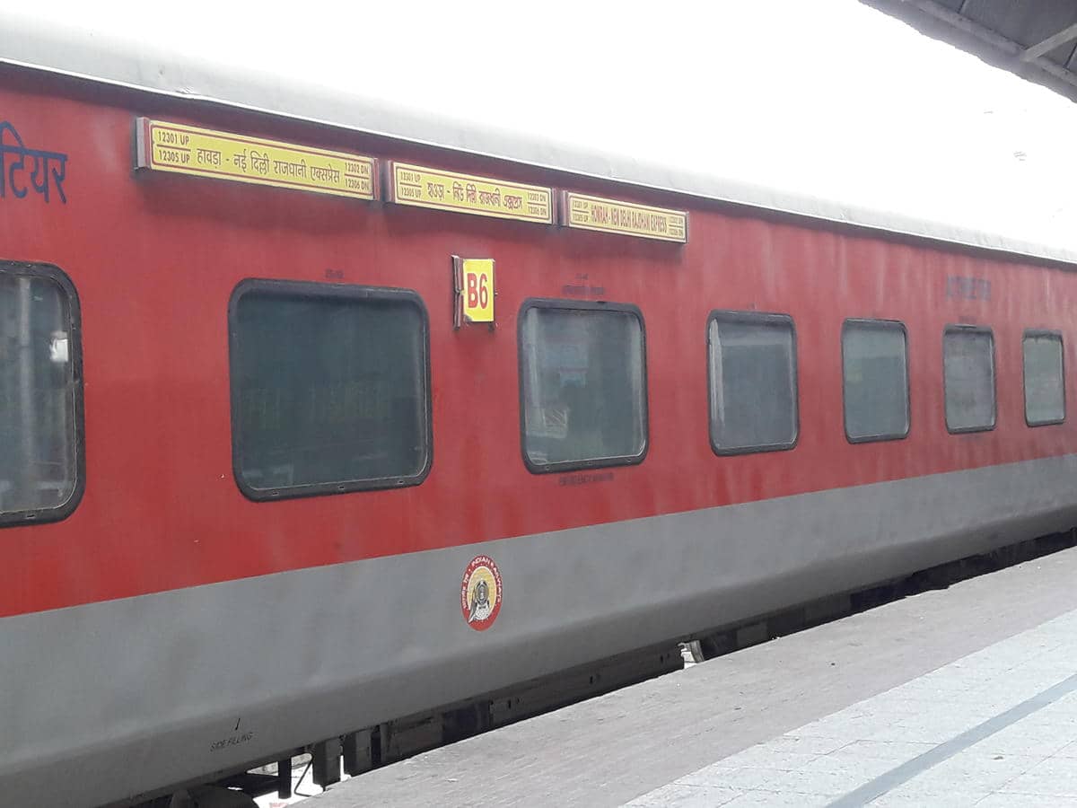Railway News: राजधानी जैसी प्रीमियम ट्रेनों के यात्रियों तक के लिए बेस किचन कैसे बन गई है आफत,पढ़िए इस रिपोर्ट में 