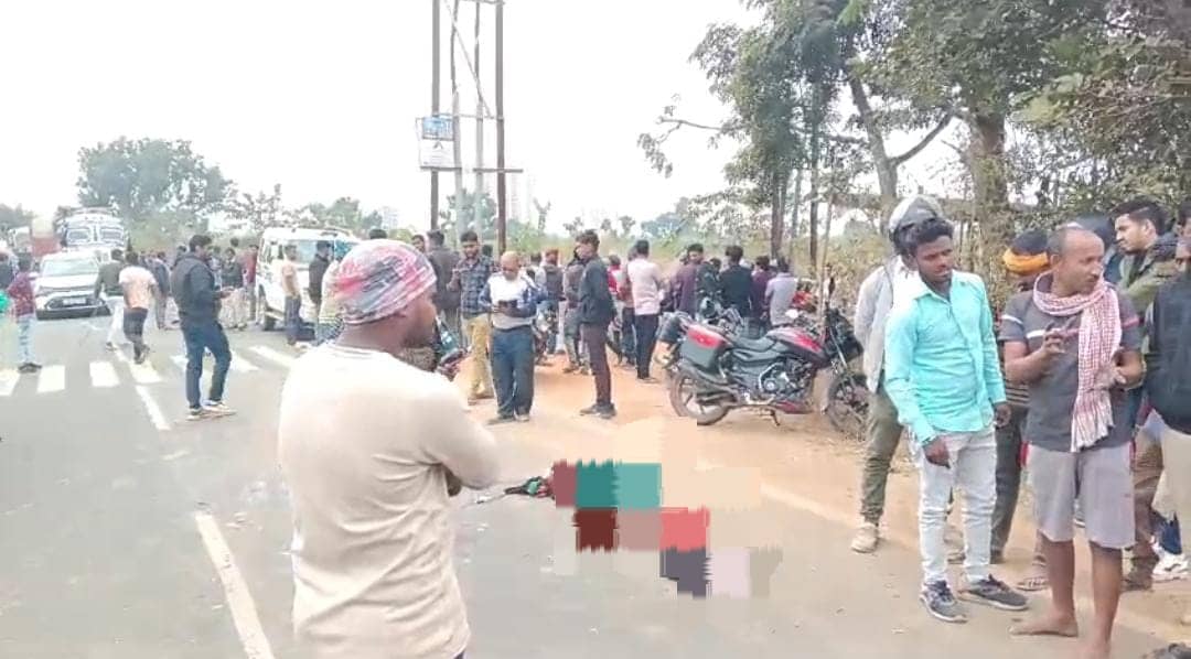देवघर: ट्रक ने स्कूटी सवार को लिया चपेट में, कुचल कर महिला की मौत, आक्रोशित लोगों ने किया सड़क जाम