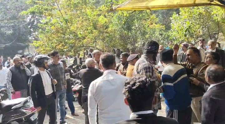 जमशेदपुर: जंग के मैदान में तब्दील हुआ कोर्ट परिसर! आपस में भिड़े दो गवाह, जमकर हुई मारपीट, पढ़ें वजह